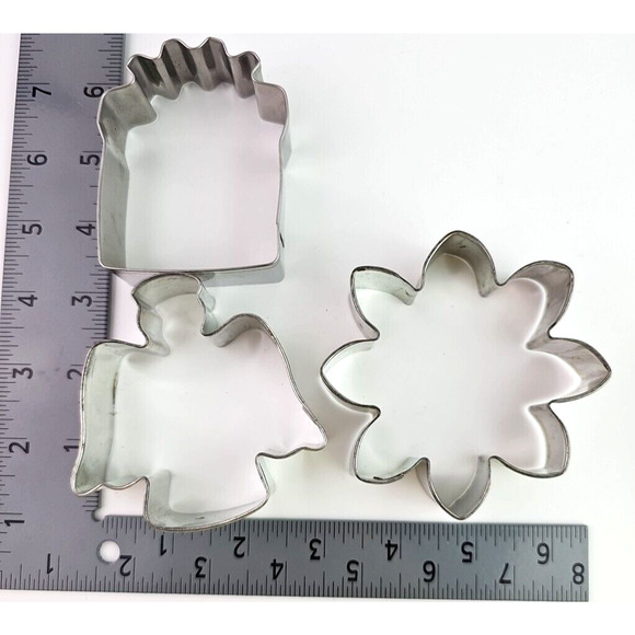 Vintage Christmas Cookie Cutters Metal Lot of 14 plus Wilton Box of 4 Snowflake - Picture 8 of 14